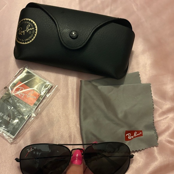 Ray-Ban Black Aviator Sunglasses Timeless Style - Picture 2 of 2